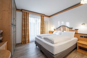 Kahden hengen classic-huone | Untuvapeitot, pillowtop-patjalliset sängyt, tallelokero huoneessa