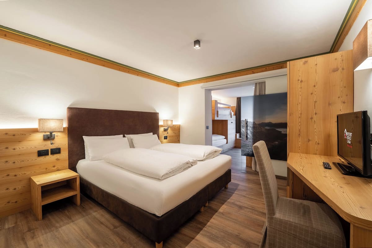 Familien-Suite, Verbindungszimmer (Deluxe) | 1 Schlafzimmer, Daunenbettdecken, Pillowtop-Betten, Zimmersafe