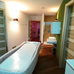 Couples treatment rooms, sauna, hot tub, steam room, Turkish bath