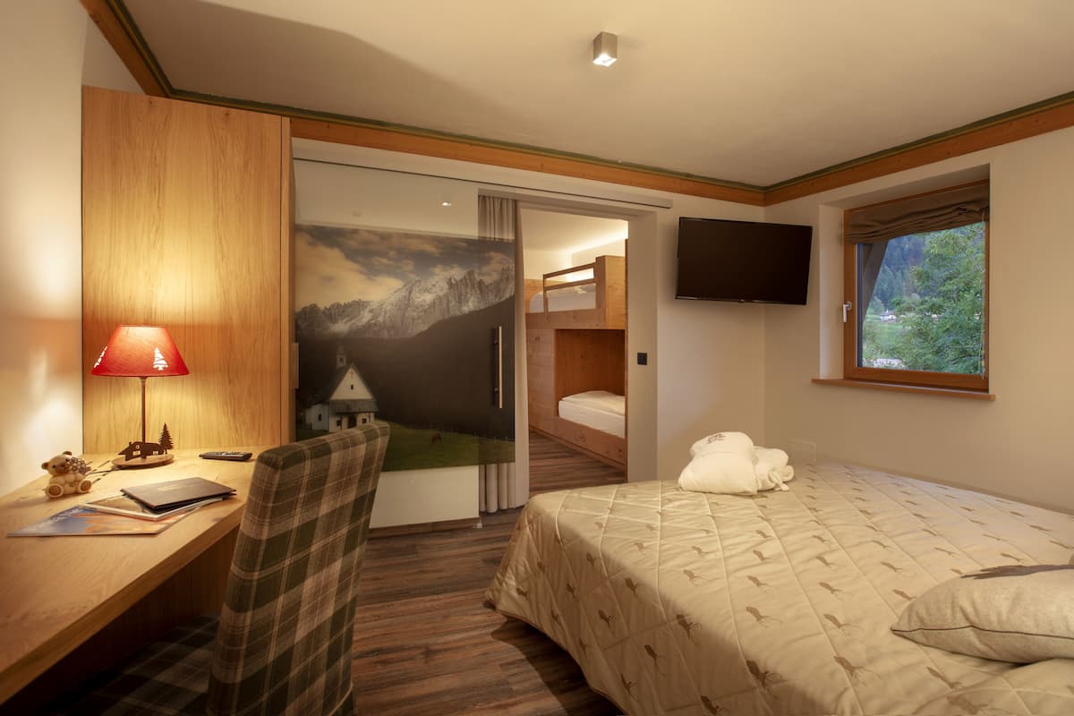 Suite familiale, chambres communicantes (Deluxe) | 1 chambre, couette en duvet, lit avec matelas Ă plateau-coussin