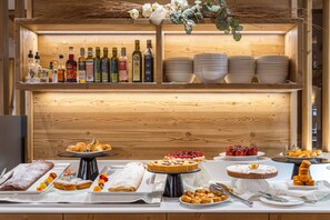 Breakfast and dinner served - Kinderhotel Adriana (Ledro)