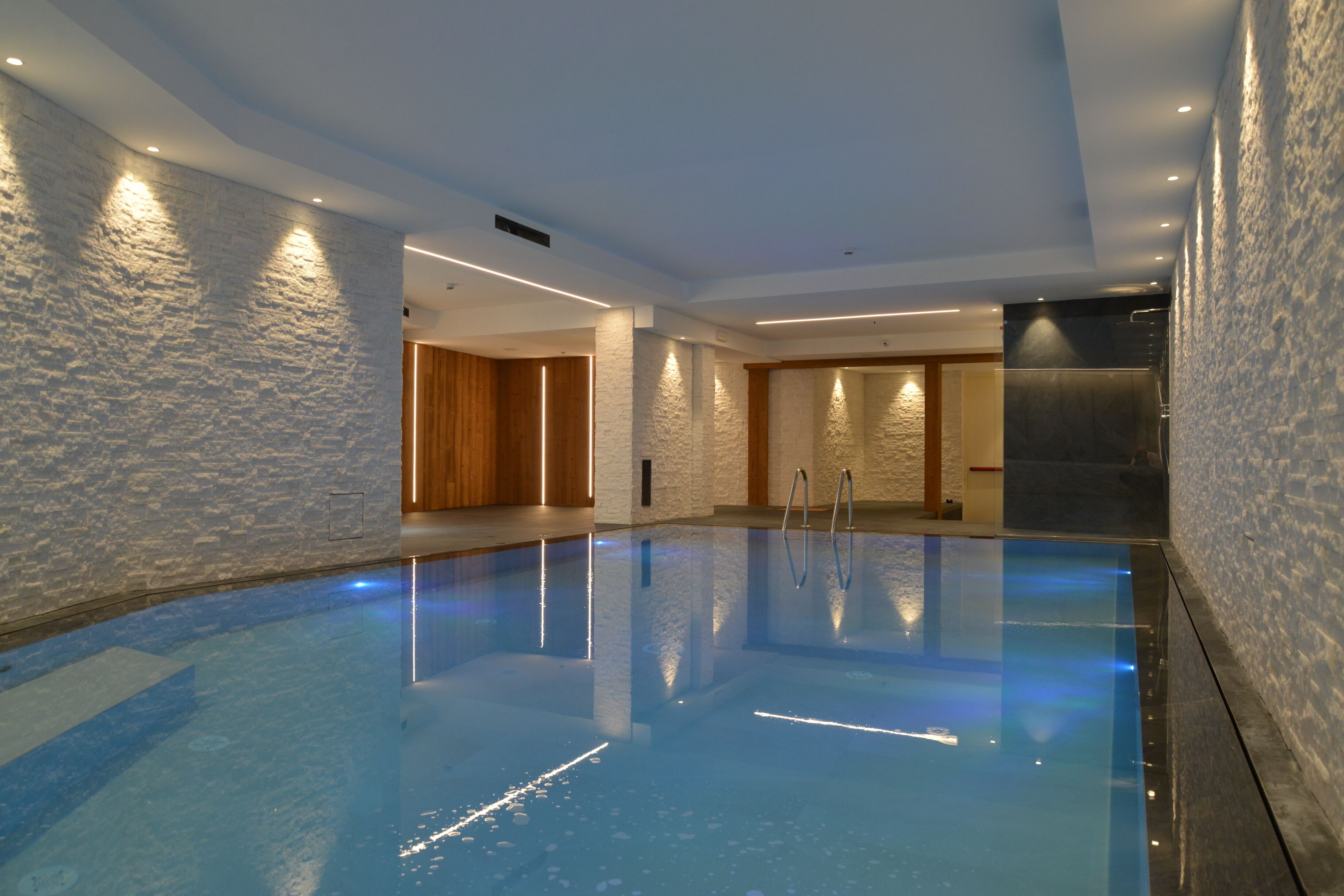 Piscina all'aperto, ombrelloni da piscina, lettini
