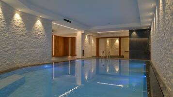 Piscina all'aperto, ombrelloni da piscina, lettini