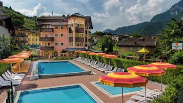 Piscina all'aperto, ombrelloni da piscina, lettini
