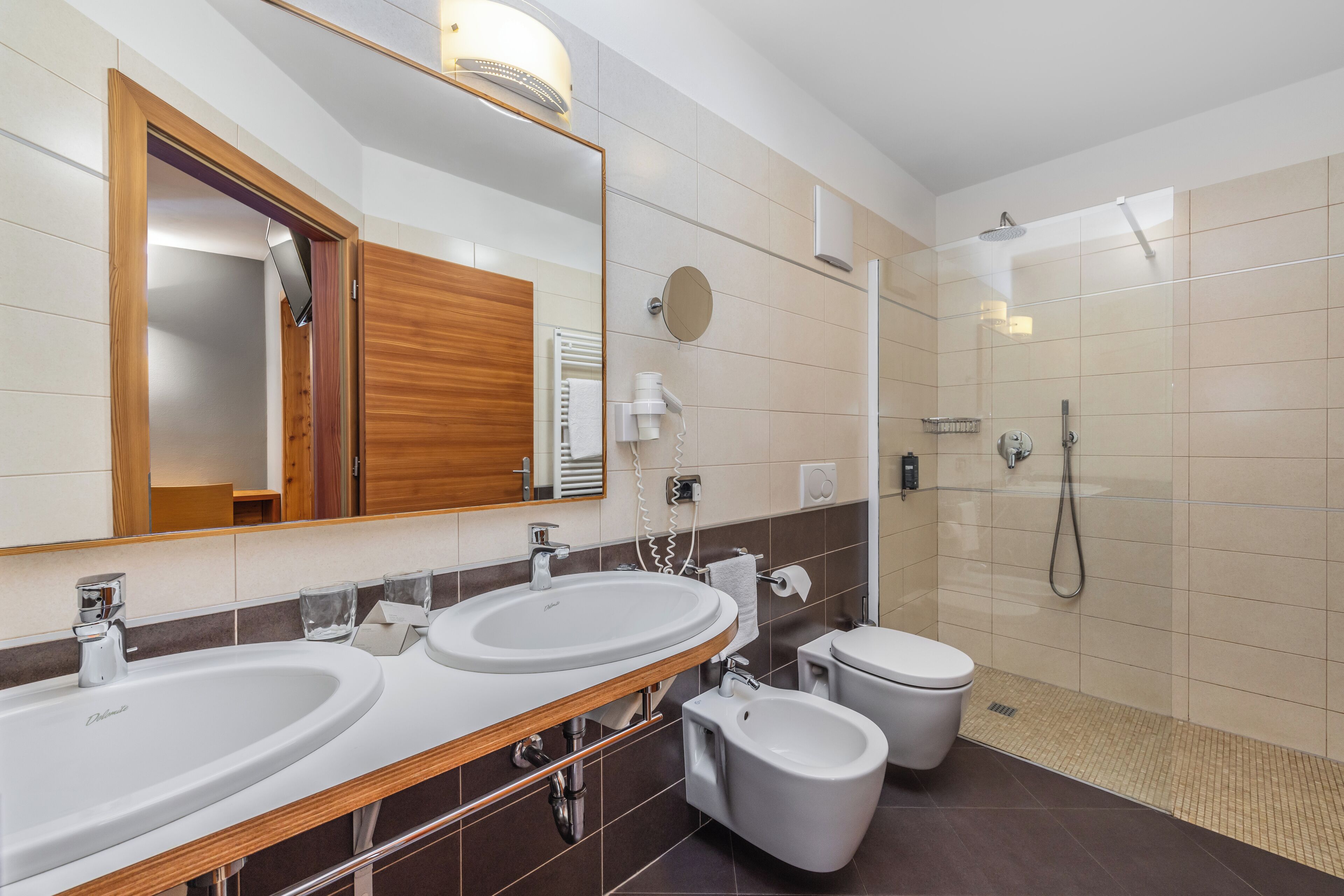 Superior-Vierbettzimmer, 2 Schlafzimmer, Bergseite | Badezimmer | Regendusche, kostenlose Toilettenartikel, Haartrockner, Bidet
