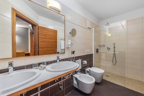 Chambre quadruple supérieure, 2 chambres, côté montagne | Salle de bain | Douche cascade, articles de toilette (gratuits), séchoir à cheveux