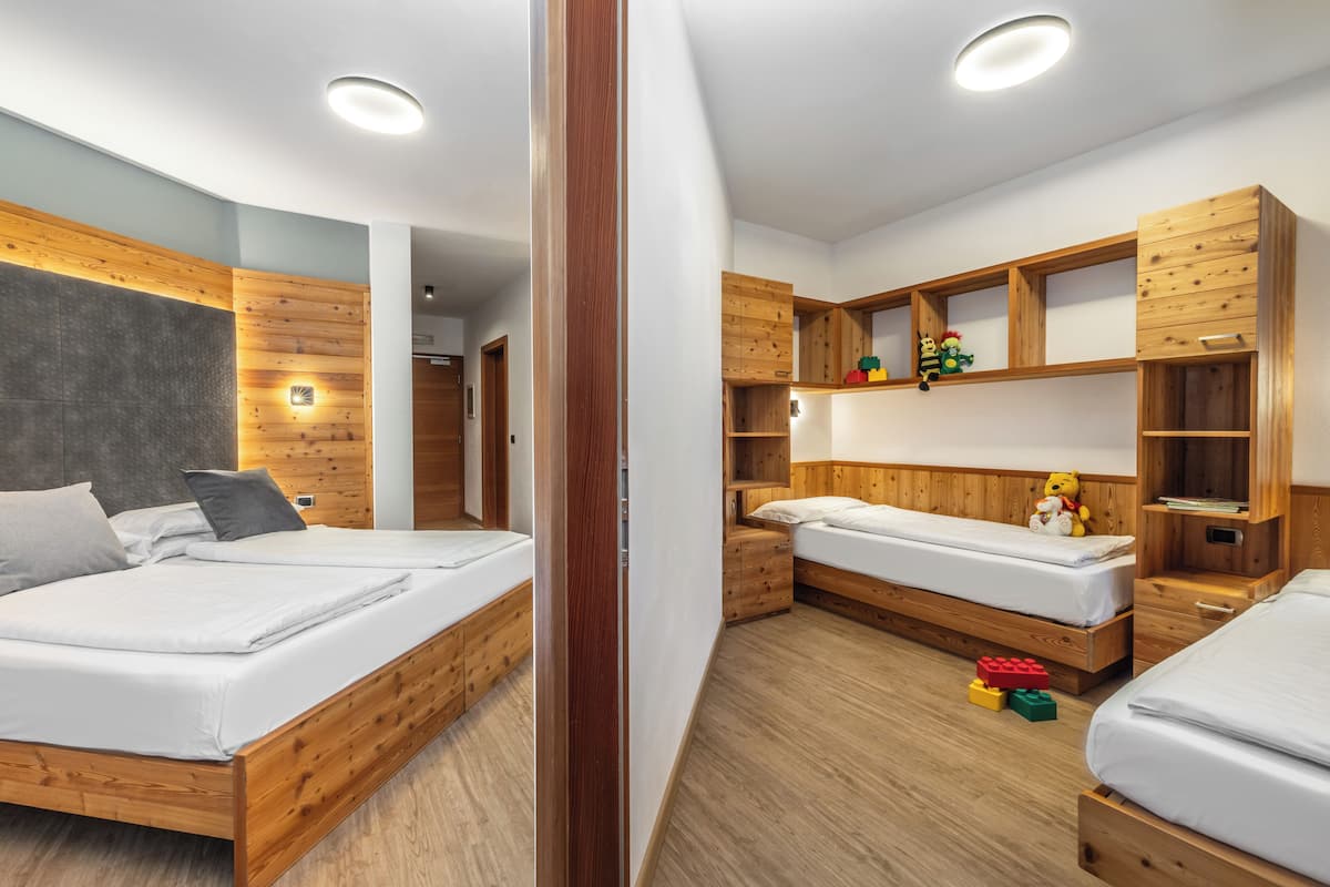 Chambre quadruple supérieure, 2 chambres, cÎté montagne | Couette en duvet, minibar, coffre-fort, bureau