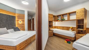 Quadrupla Superior, 2 camere da letto, lato montagna | Copriletto in piuma, minibar, una cassaforte in camera, una scrivania