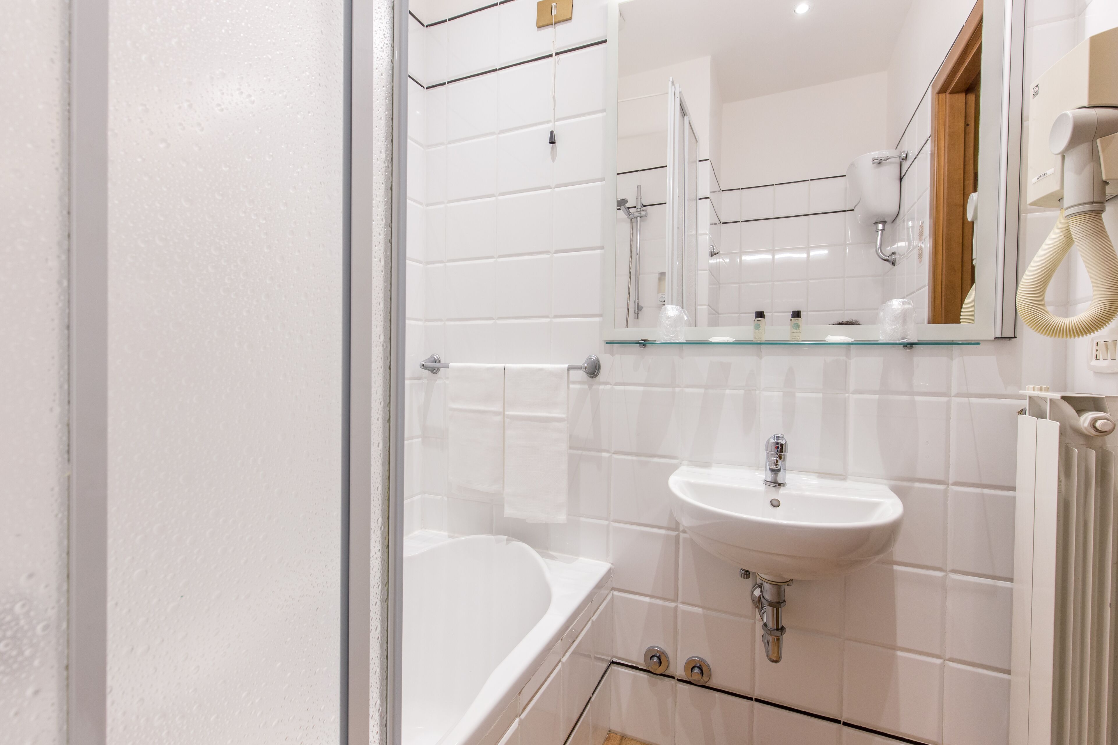 standard triple room | bathroom | shower, rainfall showerhead, free toiletries, hair dryer