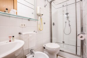 Standard Triple Room | Bathroom | Shower, rainfall showerhead, free toiletries, hair dryer - Hotel Trastevere (Rome)