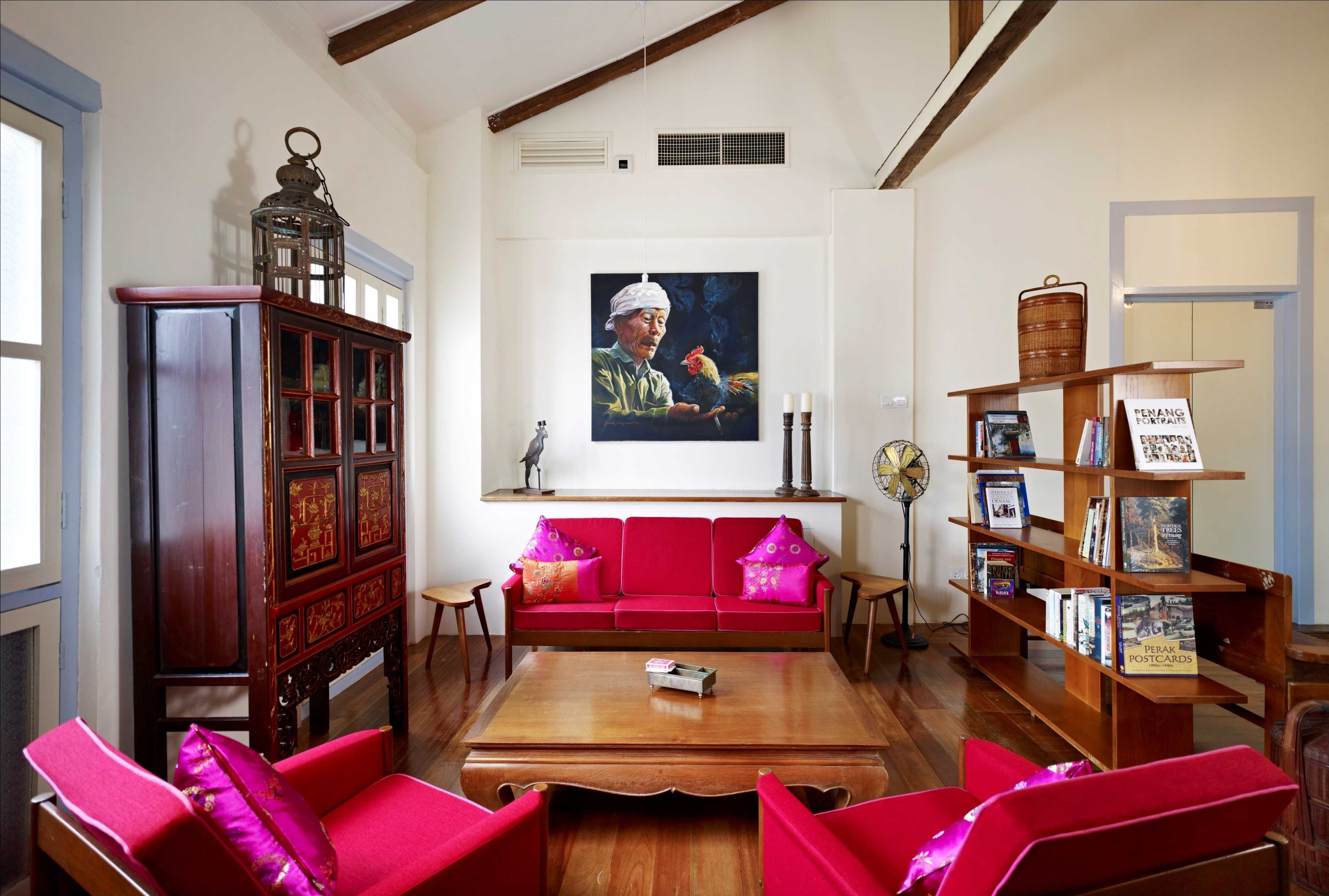 40-inch lcd tv with satellite channels, tv, ipod dock