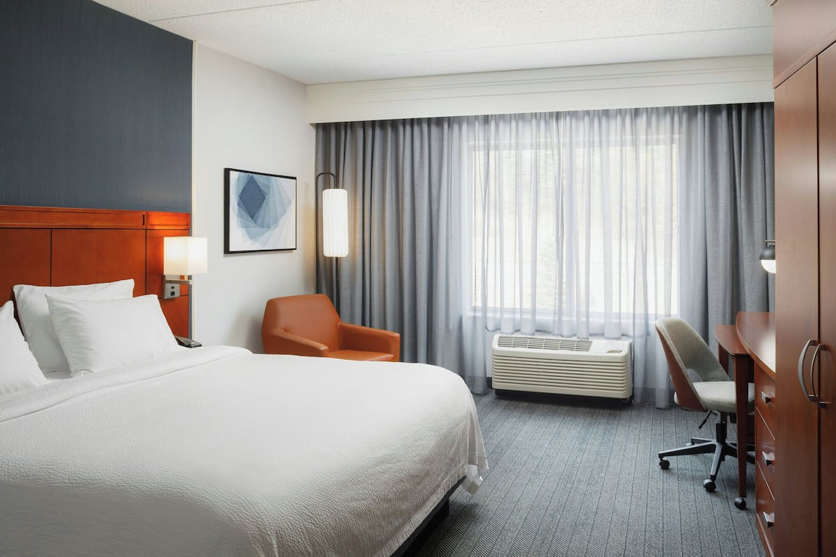 Room, 1 King Bed | Premium bedding, desk, iron/ironing board, free WiFi