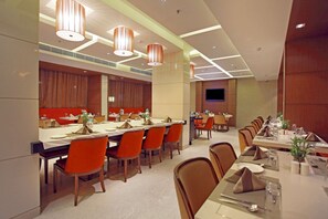 Restaurant - Comfort Inn Legacy by One Earth (Rajkot)