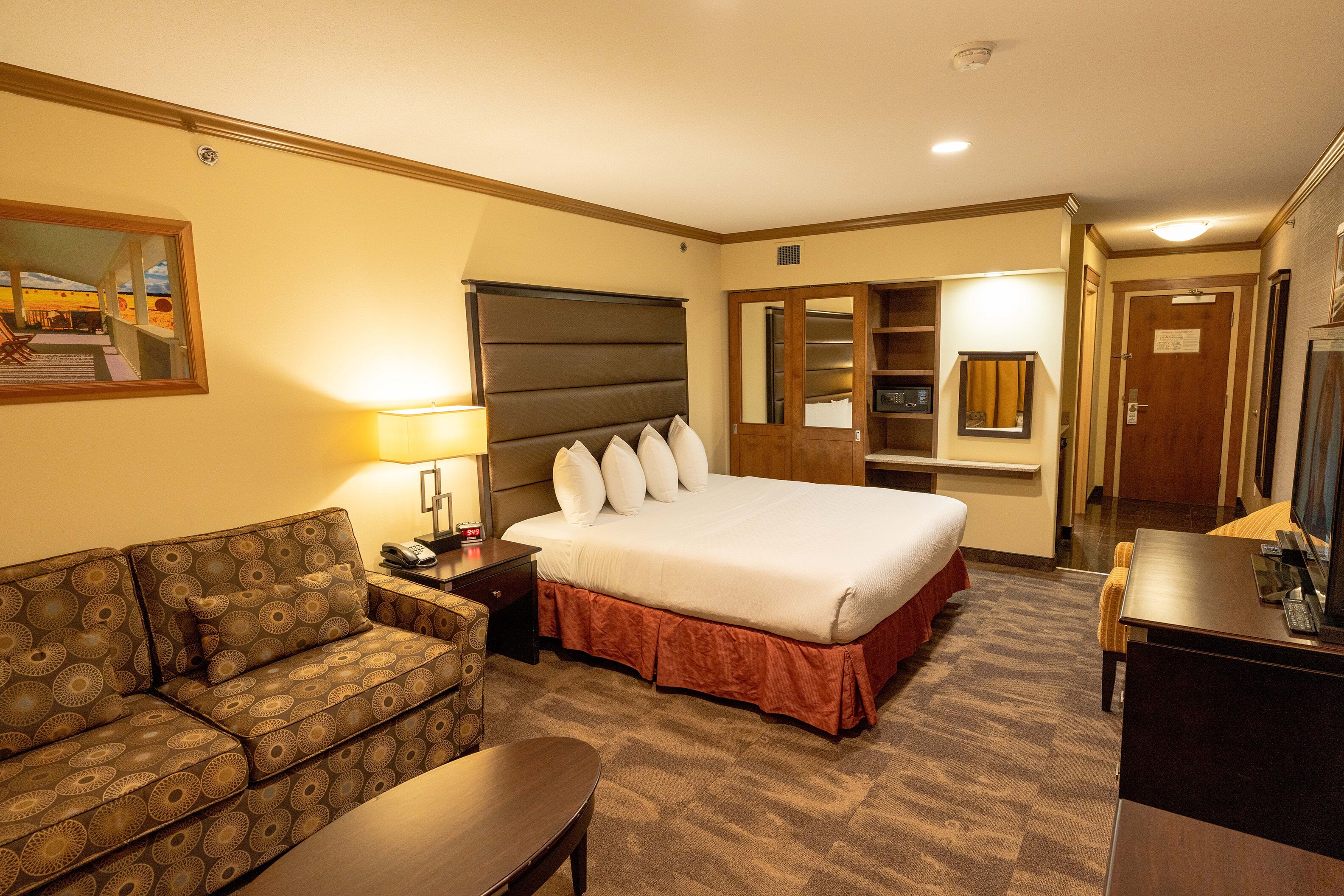 standard room, 1 king bed, non smoking | in-room safe, desk, laptop workspace, iron/ironing board