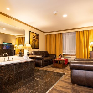 Suite, 1 kingsize-seng, ikke-røyk, massasjebadekar | Oppholdsområde | En 42-tommers TV med digitale kanaler