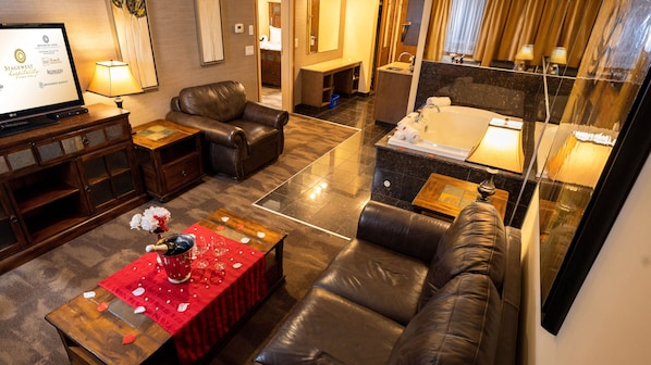 Suite, 1 King Bed, Non Smoking, Jetted Tub | Living area