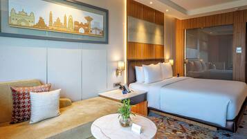 Junior Suite | Minibar, in-room safe, desk, laptop workspace