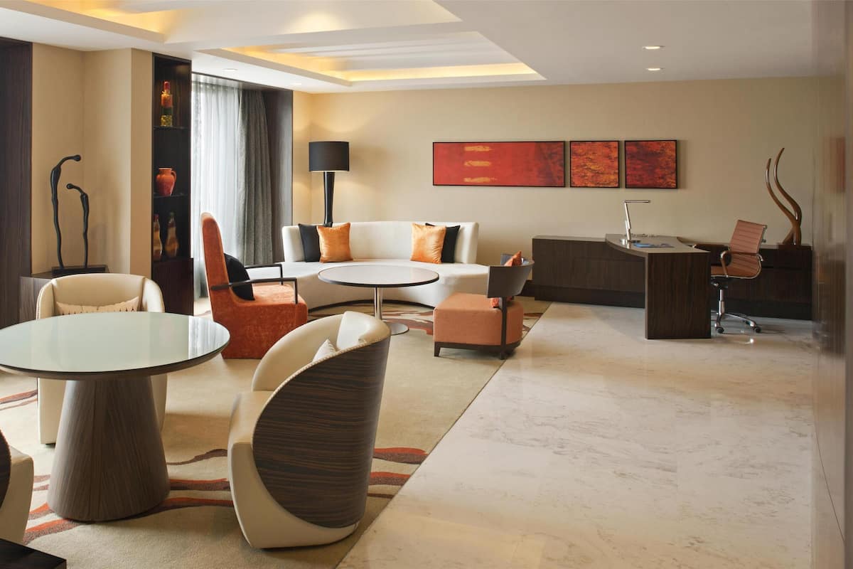 Presidential Suite | Minibar, in-room safe, desk, laptop workspace