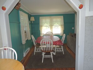 Casa de campo, 1 quarto | Ferros/tábuas de passar roupa, Wi-Fi de cortesia, roupa de cama