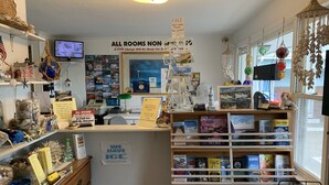 Une librairie avec une pancarte indiquant que tous les espaces sont non-fumeurs et qu’une réduction de 10 % est accordée pour les paiements en espèces.