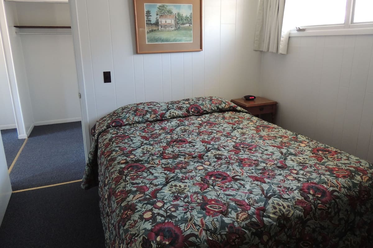 Efficiency | Iron/ironing board, free WiFi, bed sheets