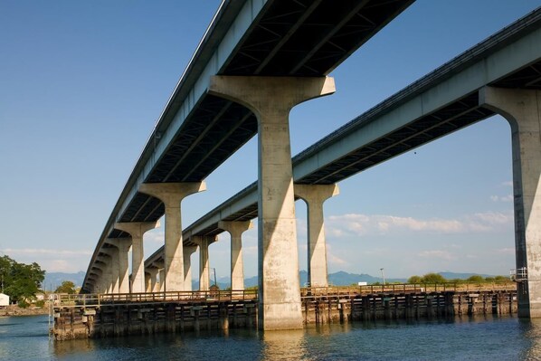 Un puente de hormigón grande con múltiples arcos que cruza un cuerpo de agua.