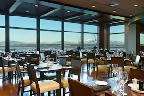 5 restaurants, breakfast, lunch, dinner served; seafood