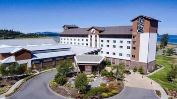 A hotel with a central courtyard, multiple buildings, and a view of the water.