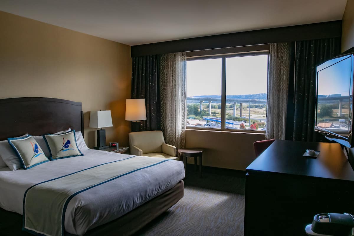 KING STANDARD ROOM | Premium bedding, down comforters, pillowtop beds, in-room safe