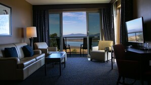 Suite, 1 kingsize-seng, utsikt mot bukt | Oppholdsrom