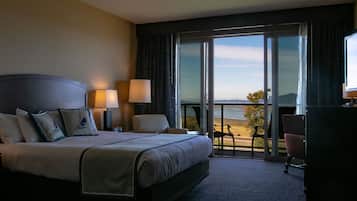 Deluxe kamer, 1 kingsize bed, uitzicht op baai | Luxe beddengoed, donzen dekbedden, pillowtop-bedden