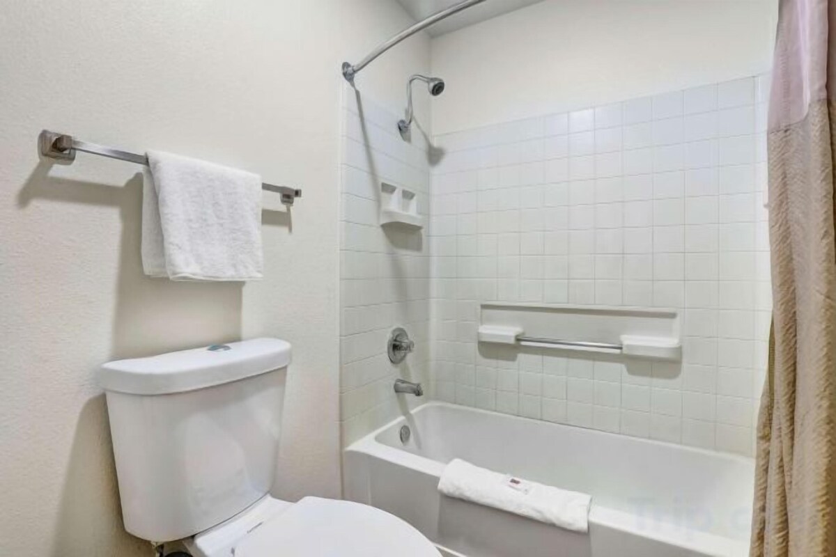 Combined shower/bathtub, towels