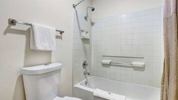 Combined shower/tub, towels