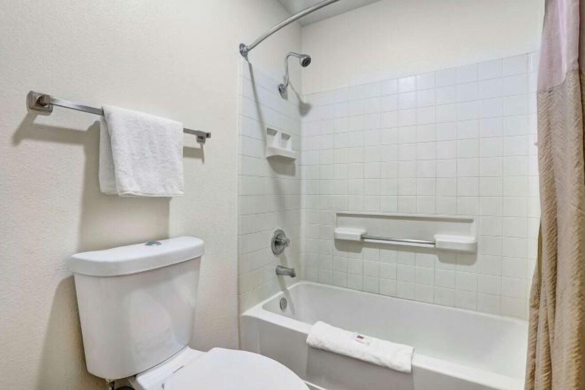 Combined shower/tub, towels