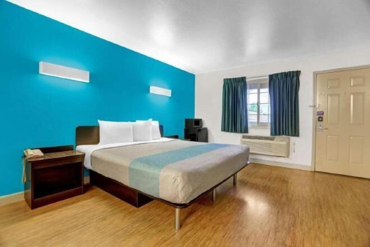WiFi (free), bed sheets