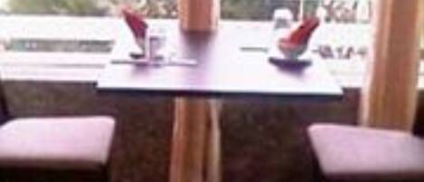 Frokost, lunsj og middag serveres, internasjonale retter, uteservering