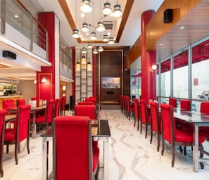 Se sirven desayunos, comidas y cenas