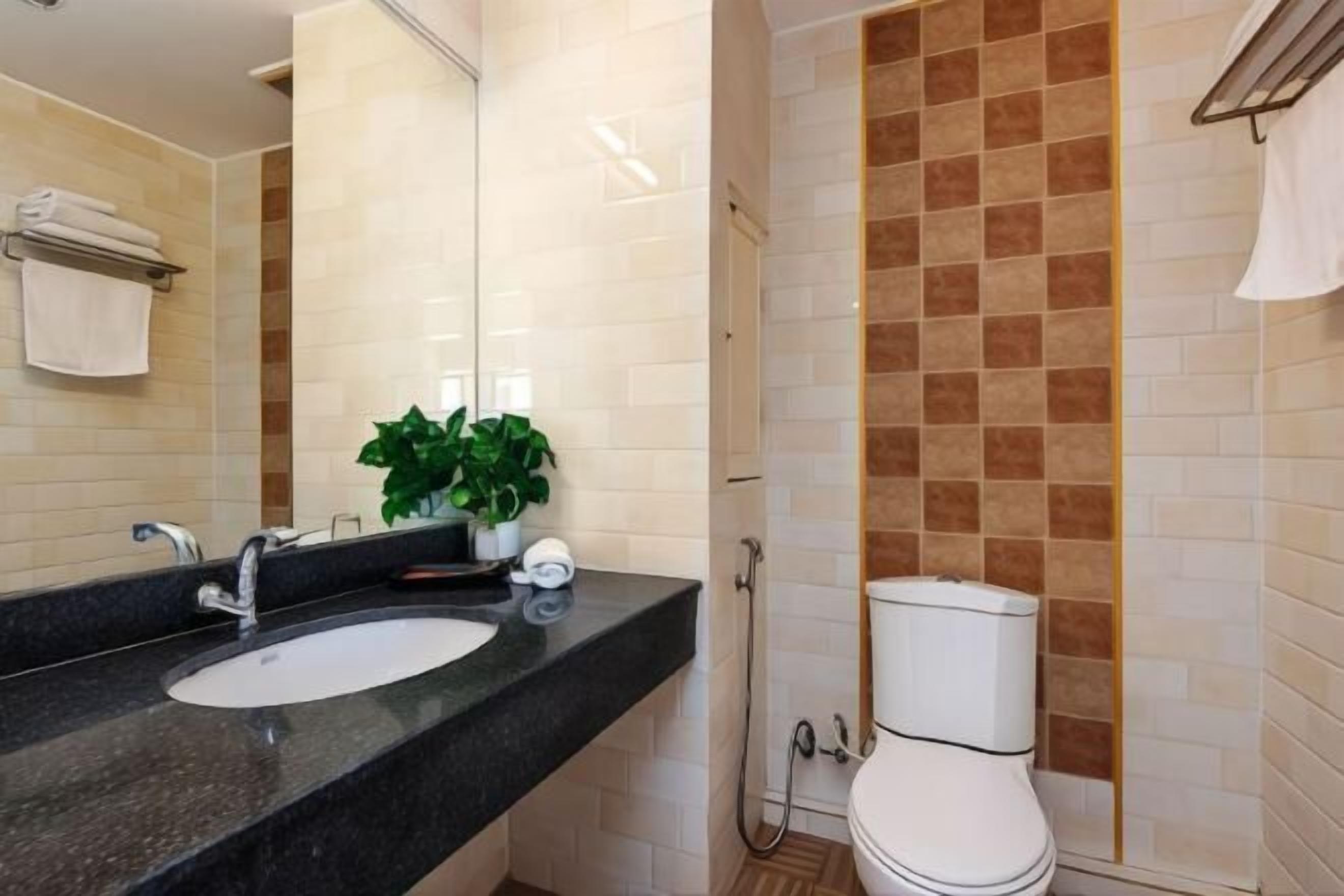 Shower, free toiletries, towels