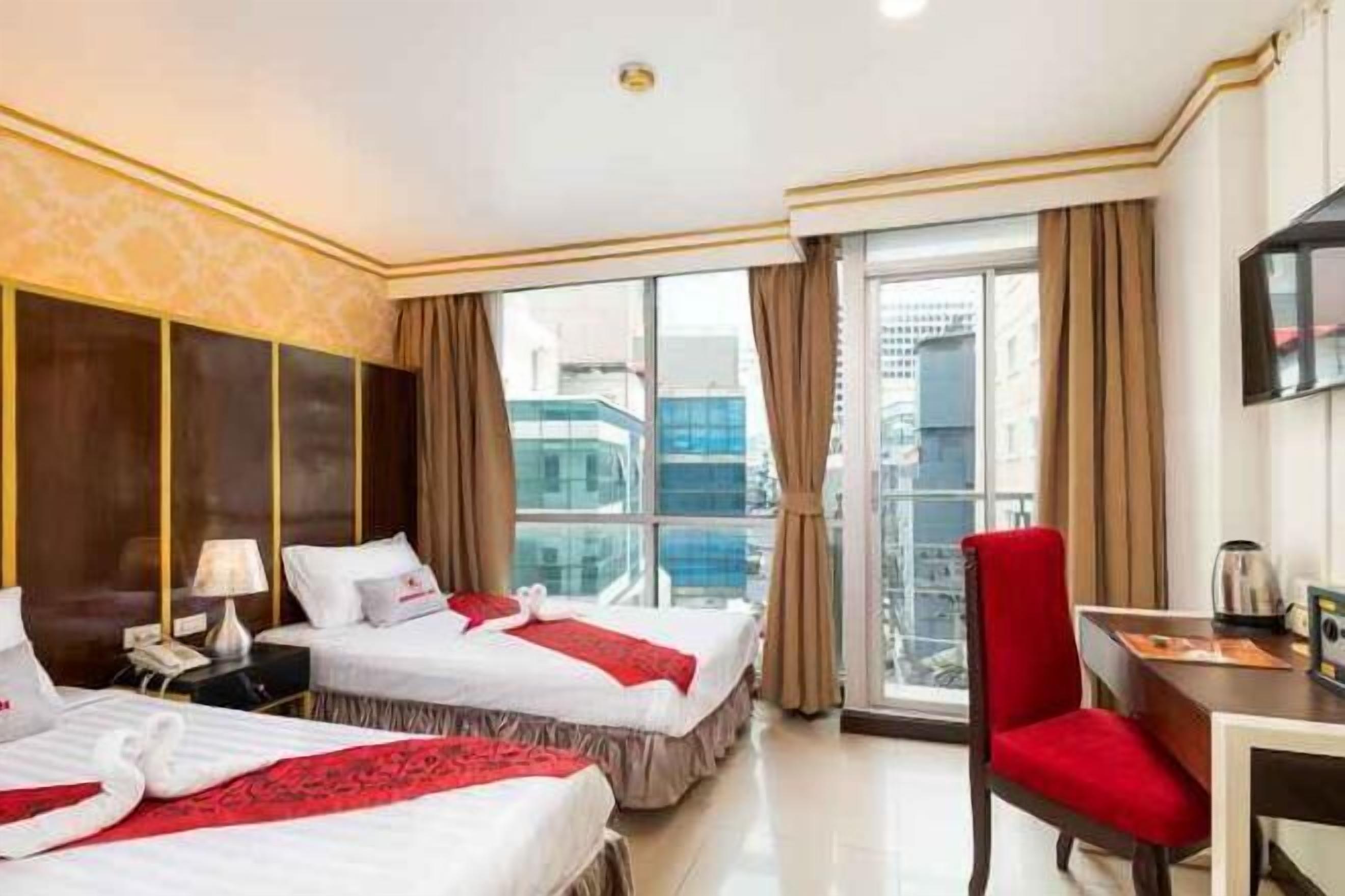 In-room safe, desk, soundproofing, free WiFi