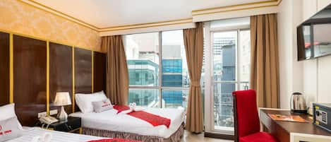 Deluxe Twin Room | In-room safe, desk, soundproofing, free WiFi