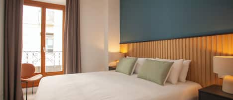 Apartamento superior, 2 quartos, 2 banheiros | 1 quarto, roupas de cama premium, edredons de pluma, cofres nos quartos
