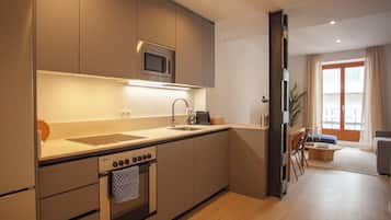 Superior Apartment, 2 Bedrooms, 2 Bathrooms | Private kitchen | Fridge, microwave, oven, stovetop