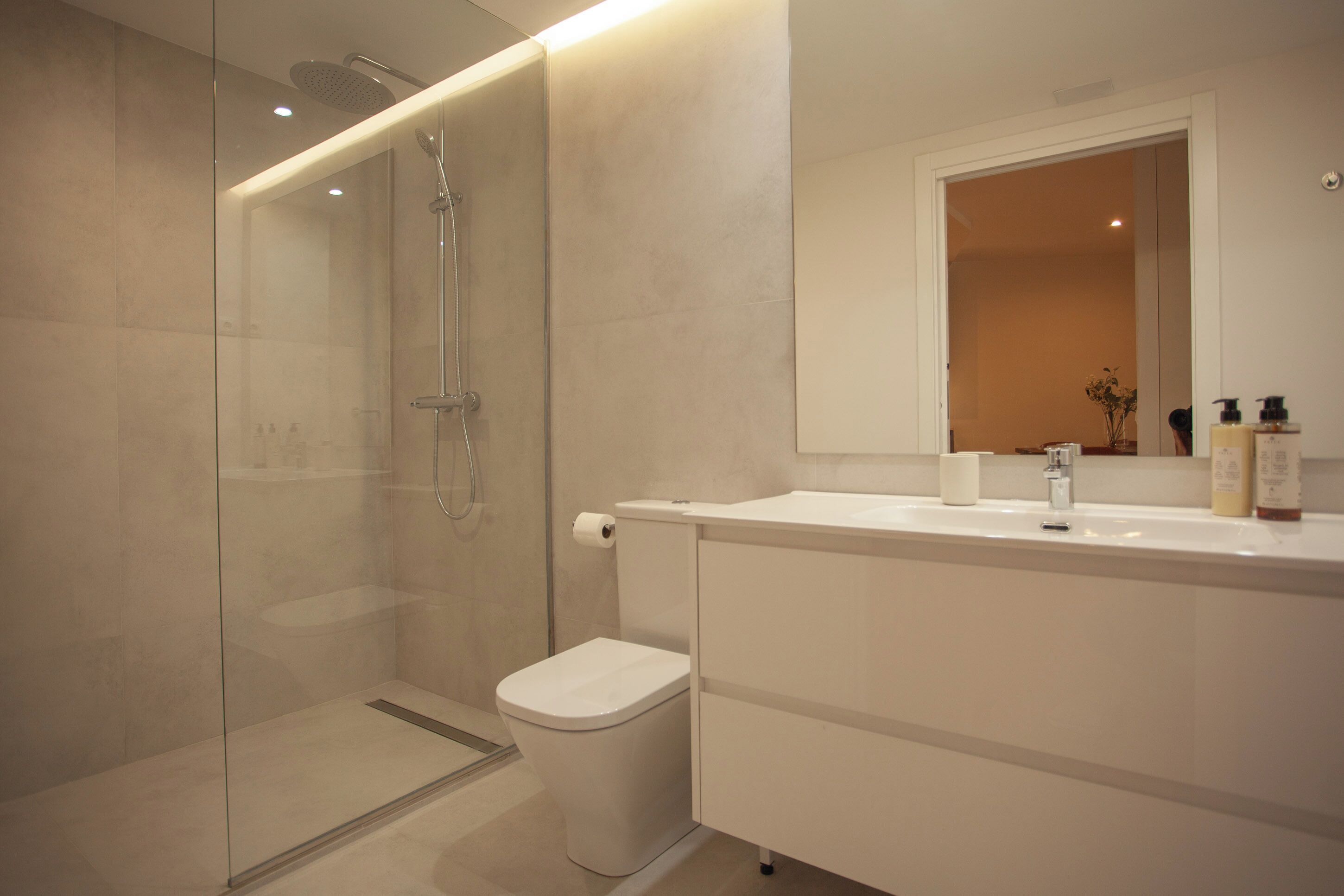 Superior Apartment, 2 Bedrooms, 2 Bathrooms | Bathroom | Shower, hair dryer, towels