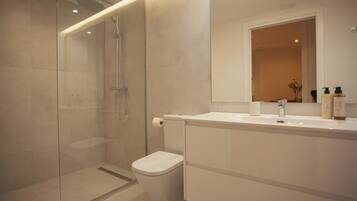 Superior Apartment, 2 Bedrooms, 2 Bathrooms | Bathroom | Shower, hair dryer, towels