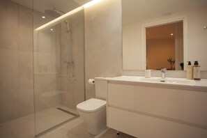 Superior Apartment, 2 Bedrooms, 2 Bathrooms | Bathroom