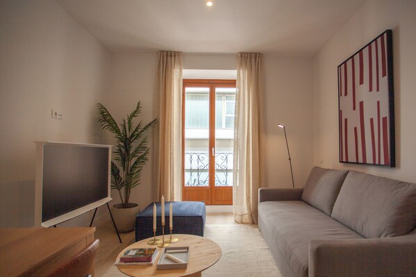 Superior Apartment, 2 Bedrooms, 2 Bathrooms | Living area