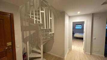 Familienapartment, 3 Schlafzimmer, 2 Bäder | Wohnbereich | LED-Fernseher