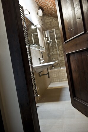 Combined shower/bathtub, rainfall showerhead, free toiletries