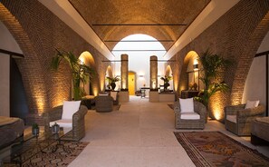 Coin salon dans le hall