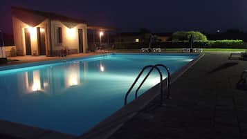 Piscine extérieure (ouverte en saison), parasols de plage